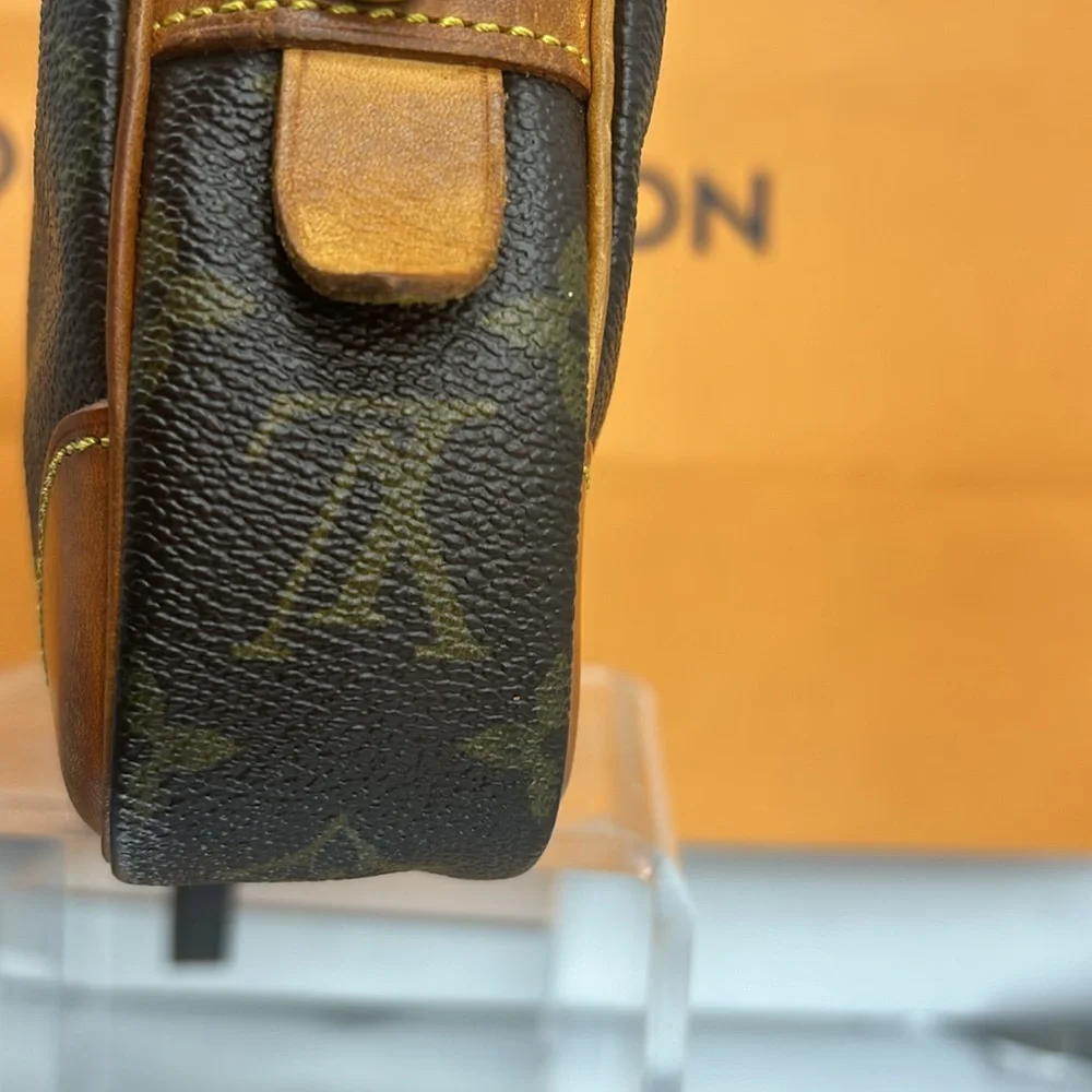 LOUIS VUITTON Louis Vuitton Clutched Bag